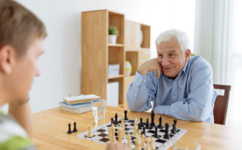 Opa spielt mit enkel schach